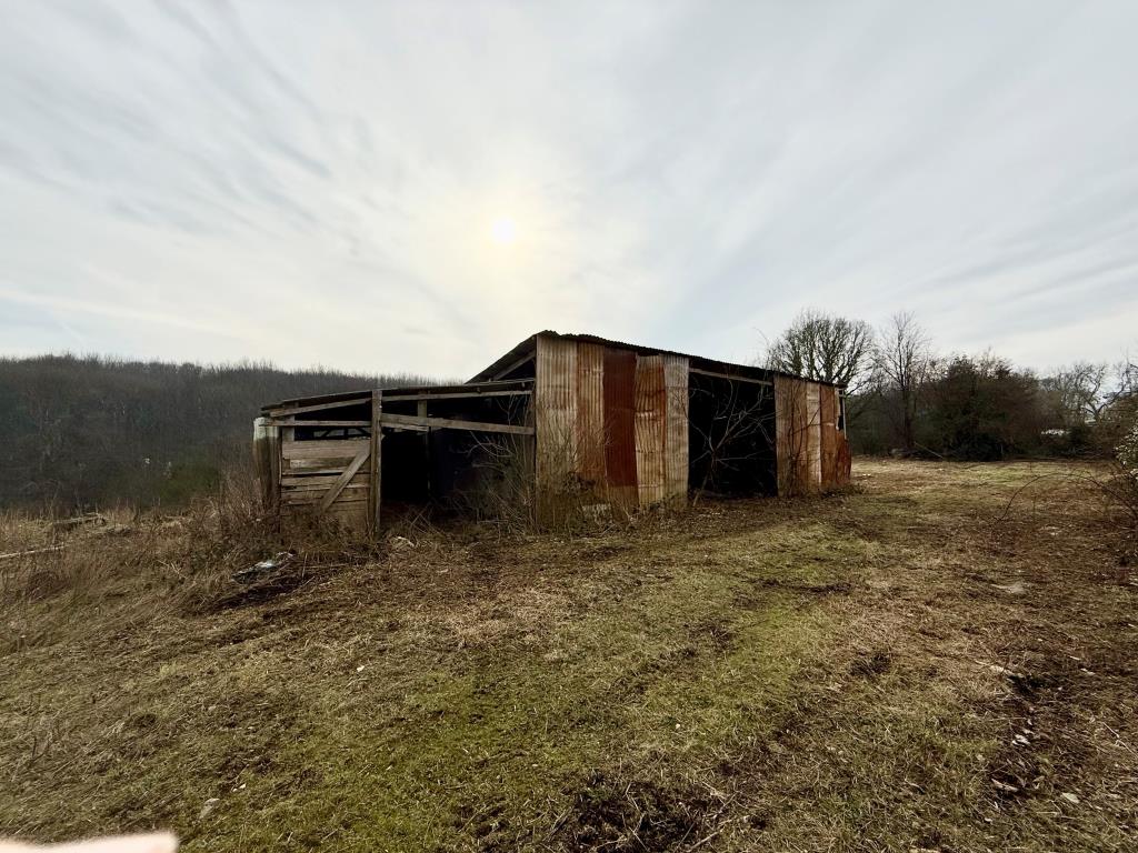 Lot: 49 - SITE WITH PLANNING PERMISSION FOR DETACHED HOUSE - Barn